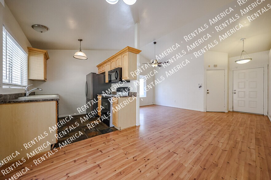 Building Photo - 2834 E Isabella Ave