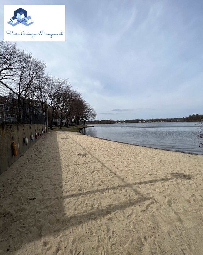 Building Photo - Massive lake front condo with tons of amen...