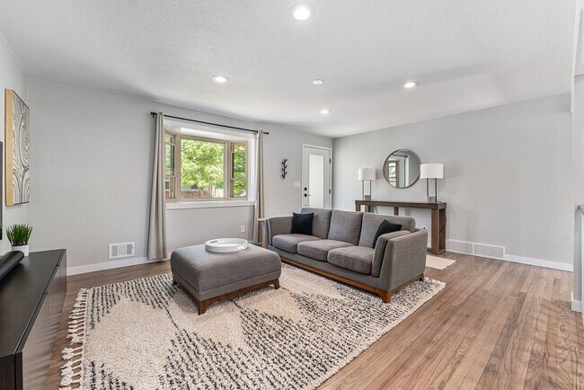 Building Photo - $500 OFF RENT!!!! STUNNING 5BD/3BA Home in...