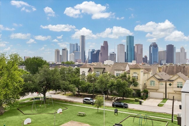 Building Photo - 1613 Crockett St