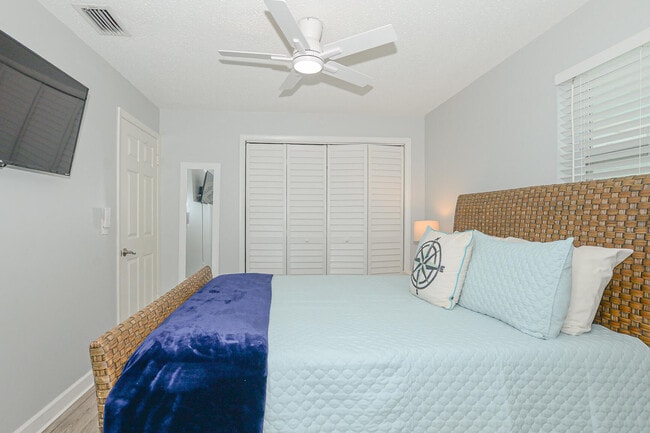 Building Photo - 110 SW Hideaway Pl