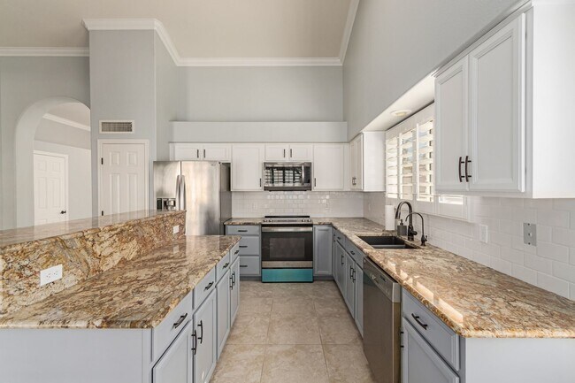 Building Photo - 4 bed 2 bath Stunner w/ Sparkling Pool
