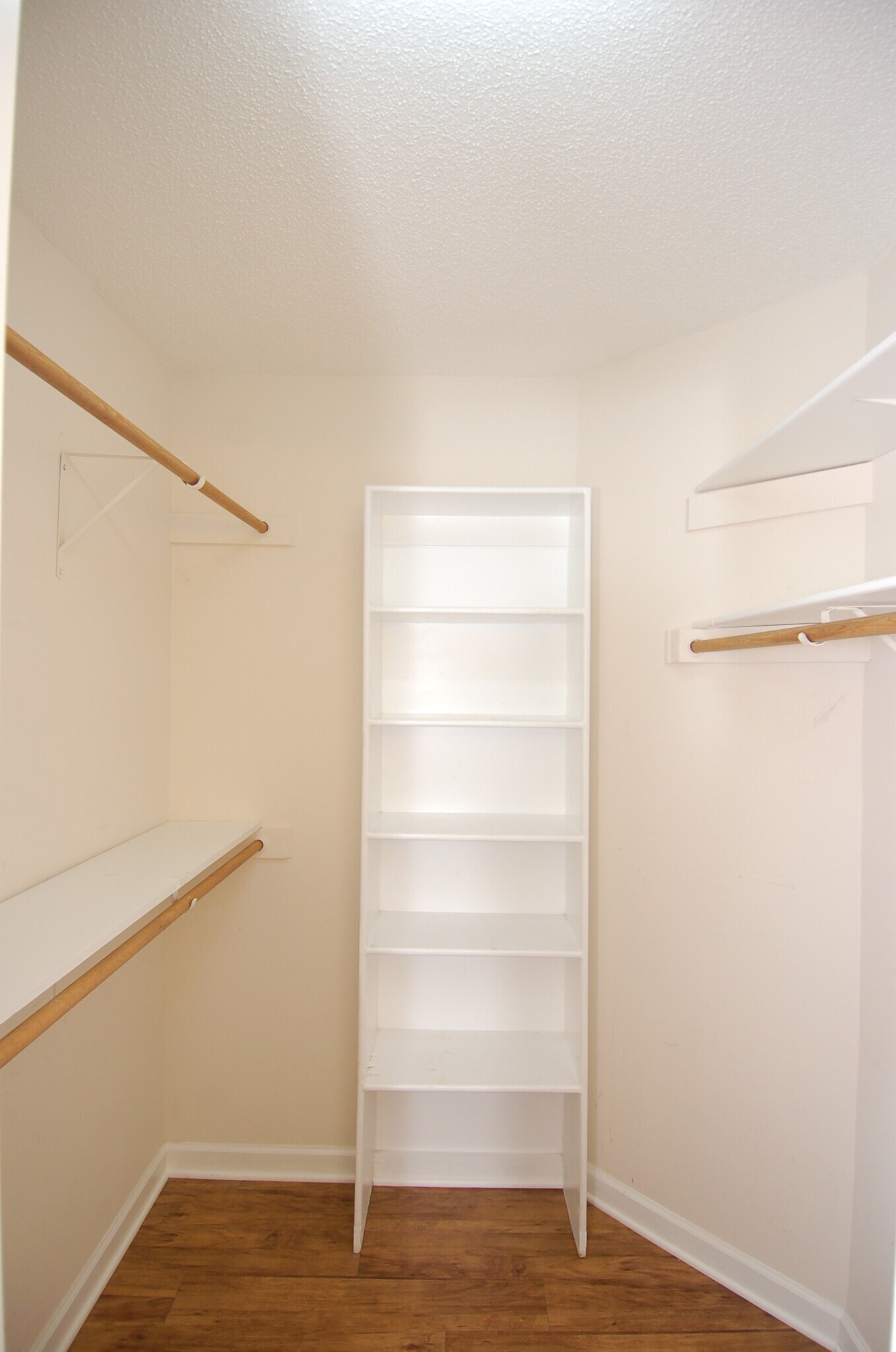 Building Photo - 705 S Hughes St