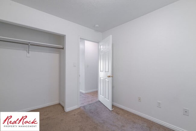 Building Photo - Spacious 3 Bedroom Townhome in Central St....