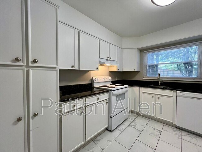 Building Photo - 1020 Hendersonville Rd