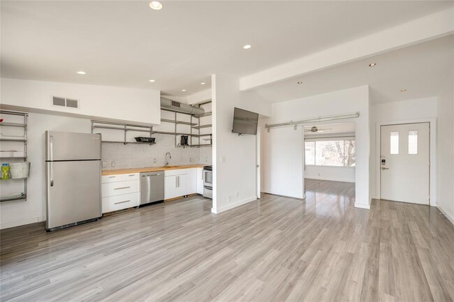 Building Photo - 1304 Mariposa Dr