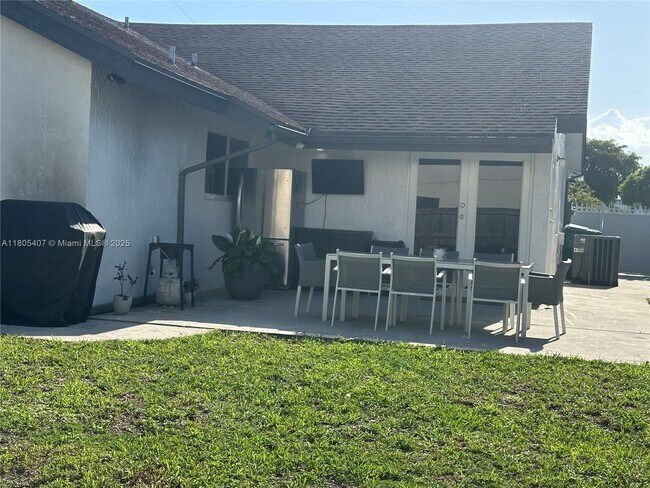 Building Photo - 541 SW 89th Ct
