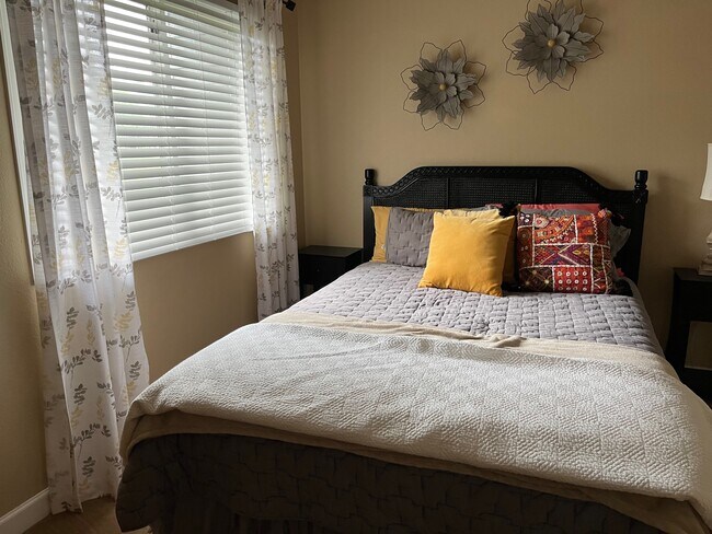 Building Photo - 1014 E 132nd Way