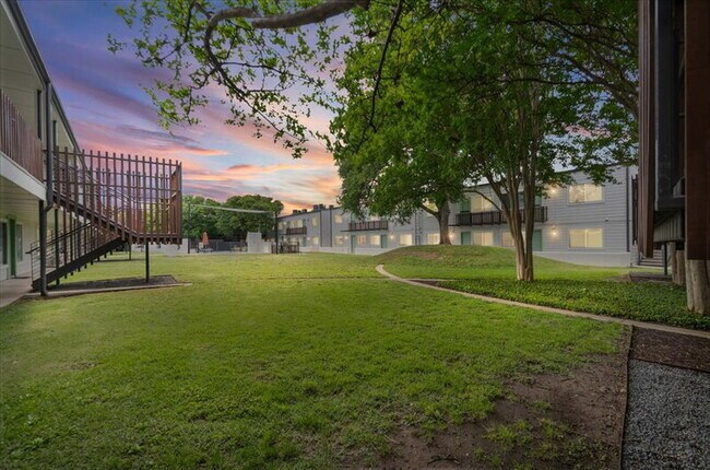 Building Photo - 2200 Dickson Dr