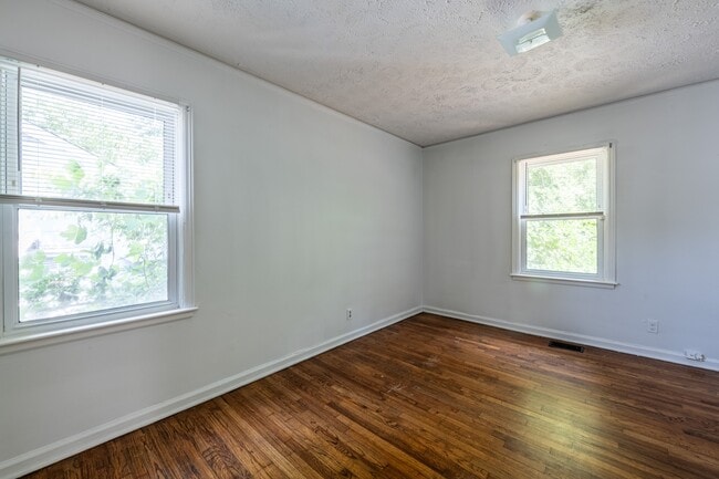 Building Photo - 1555 Venetian Dr SW