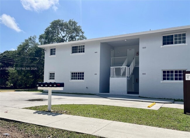 Building Photo - 800 SW 10th Ave