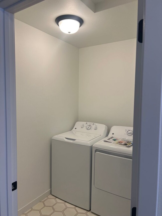 Building Photo - 3 Bed 2.5 Bath Single Family Home