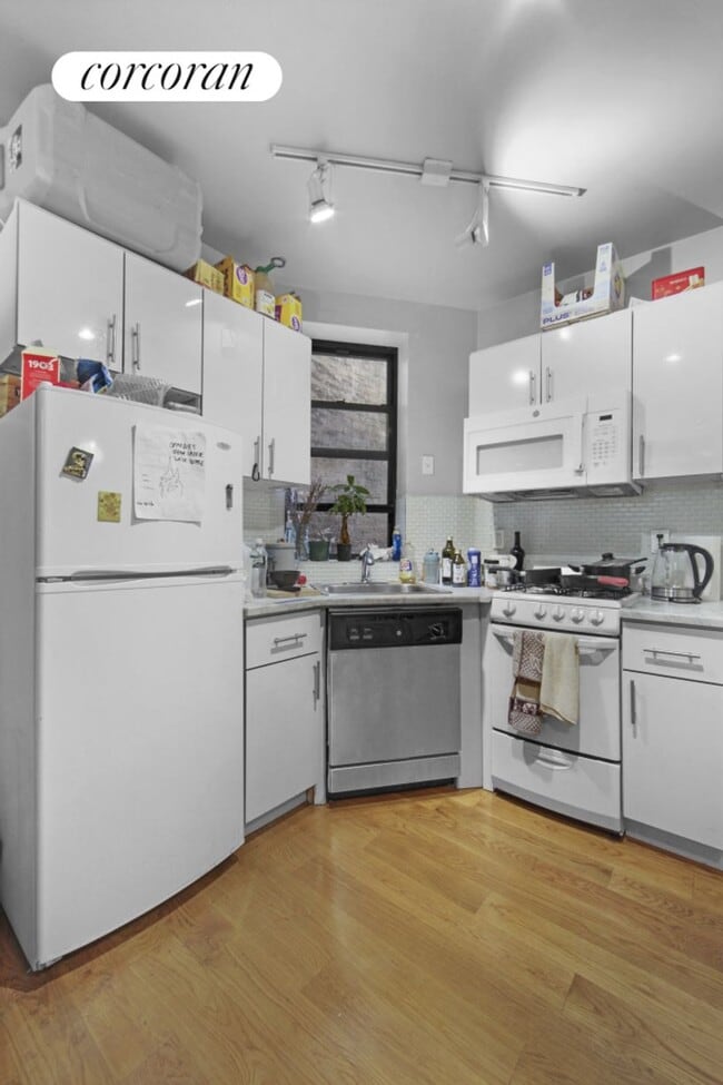 Building Photo - 163 Chrystie St