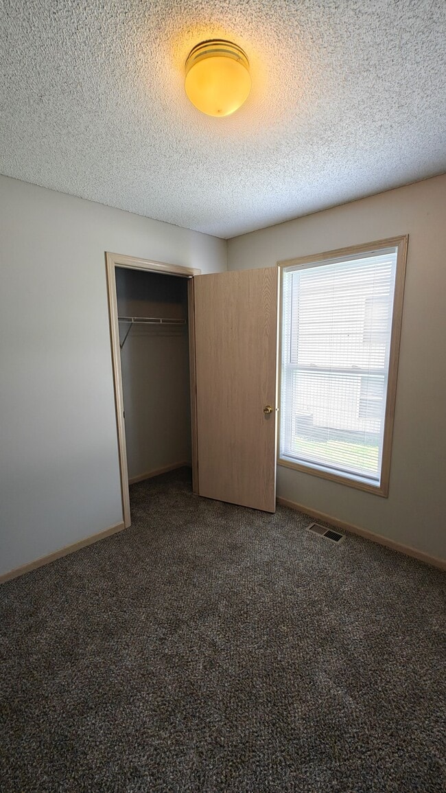 Building Photo - 10630 N Locust Ct