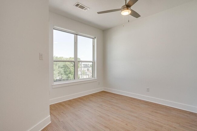 Building Photo - 2333 Benbrook Blvd