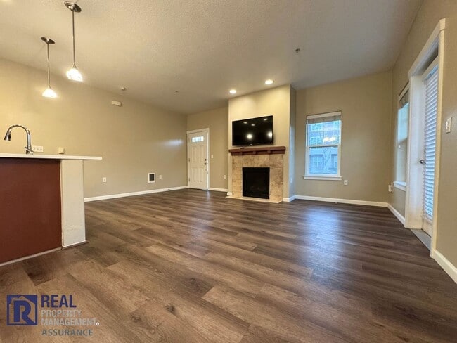 Building Photo - Cozy 1 Bedroom Condo!! Move In Ready!