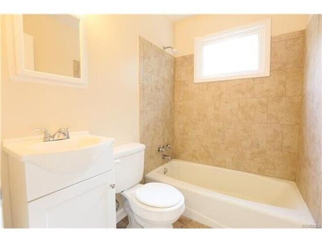 Building Photo - 220 W 31st St