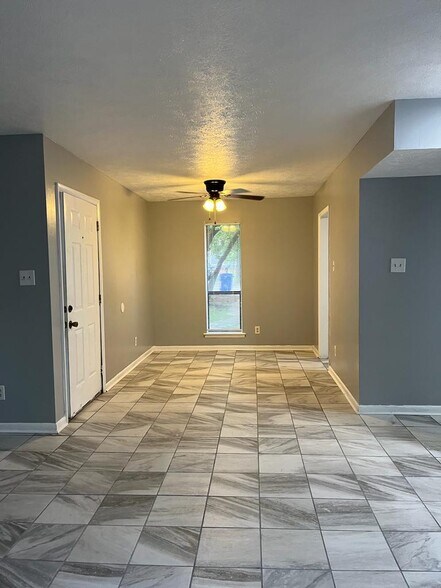 Building Photo - 738 Hedgelawn Way