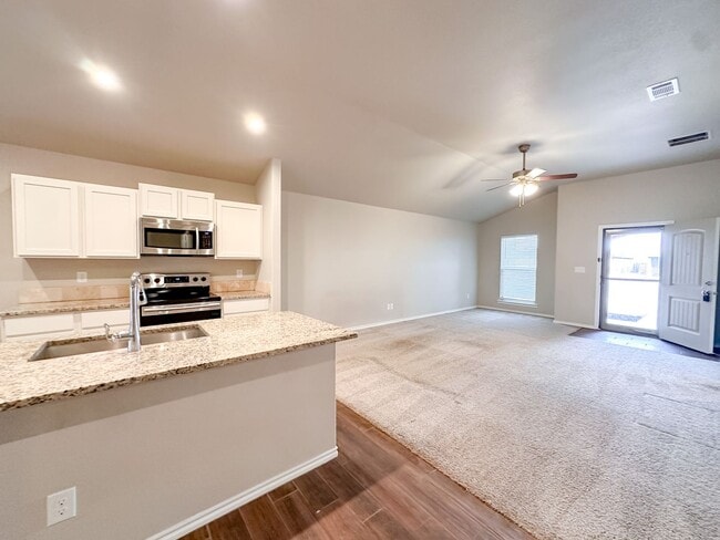Building Photo - 3/2/2 Home in Windstone!