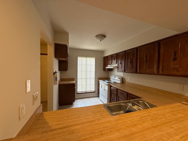 Building Photo - 1572 Savannah Dr