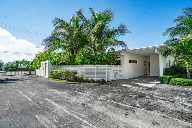 Building Photo - 1212 Hillsboro Mile