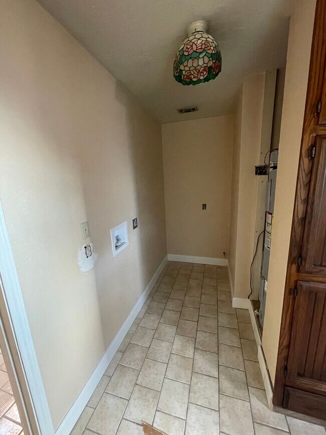 Building Photo - NEW ON MARKET