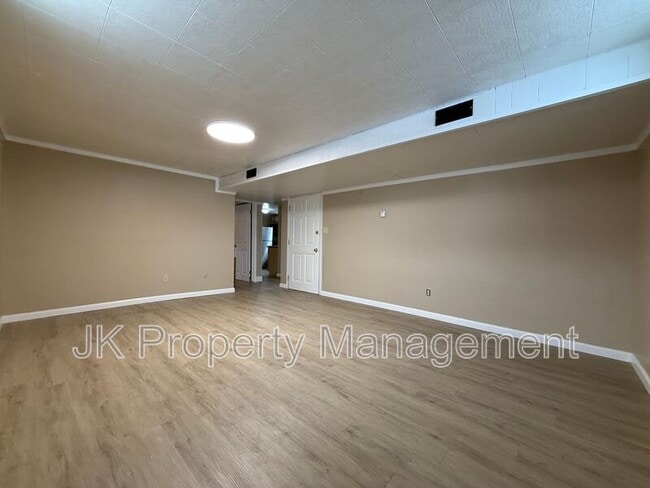 Building Photo - 528 21st Ave NE