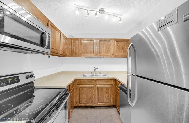 Building Photo - 801 S Plymouth Ct