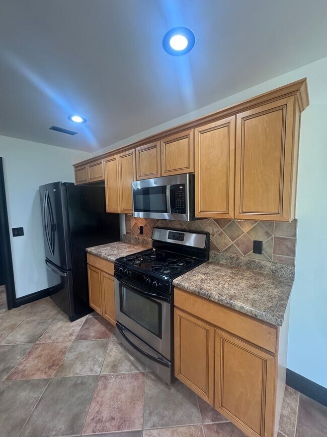 Building Photo - 3 bedroom 2 bath house w/ 2 car garage