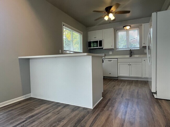 Building Photo - Rochester 3-Bedroom, 1.5 Baths, Entertainm...