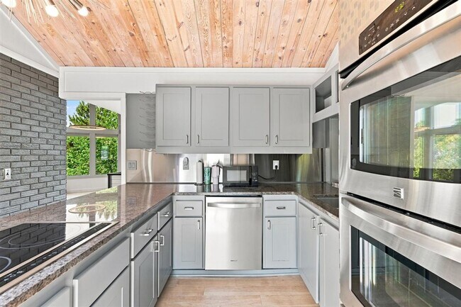 Building Photo - Remodeled Mid-Century 3-Bedroom, 2.5-Bath Home in a Highly Desirable Boise Neighborhood
