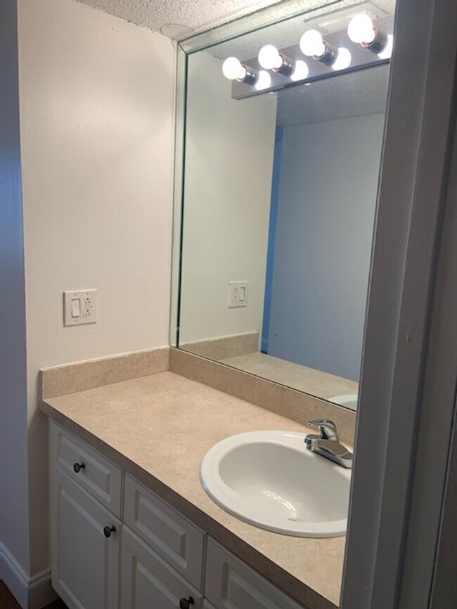 Building Photo - Stylish 1-Bedroom Studio in Carrington Park!
