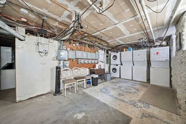 Building Photo - 33 Adams St