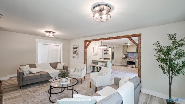 Building Photo - 4033 Lucerne Dr SE