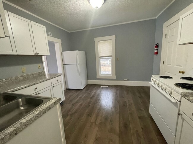 Building Photo - 2 Bedroom 1 Bathroom Home