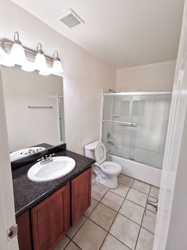 Building Photo - Beautiful 2 Bed / 1.5 Bath Two-Story Condo in Spring Valley