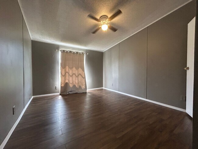 Building Photo - Rental property with land!