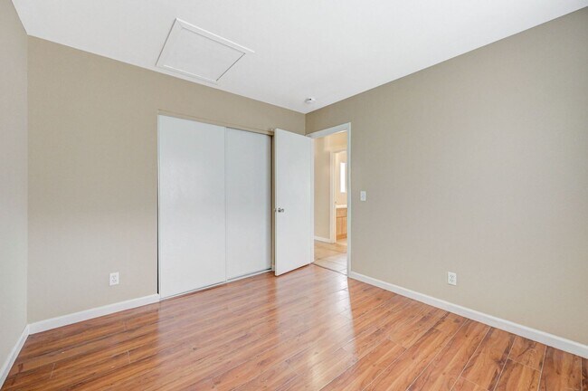 Building Photo - Rare Single Story Home with hard flooring!