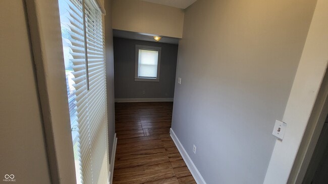 Building Photo - 2310 N Kenwood Ave