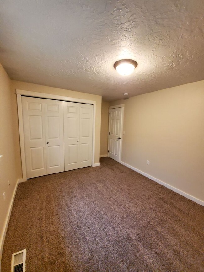 Building Photo - 3 Bedroom, 2 Bathroom Home with a 2 Car Ga...