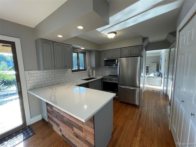 Building Photo - 1253 Bamford St