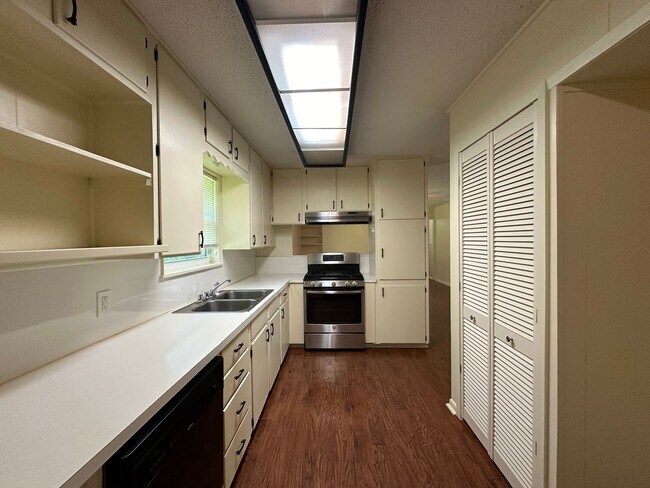 Building Photo - Charming 3 Bedroom in South Tyler!