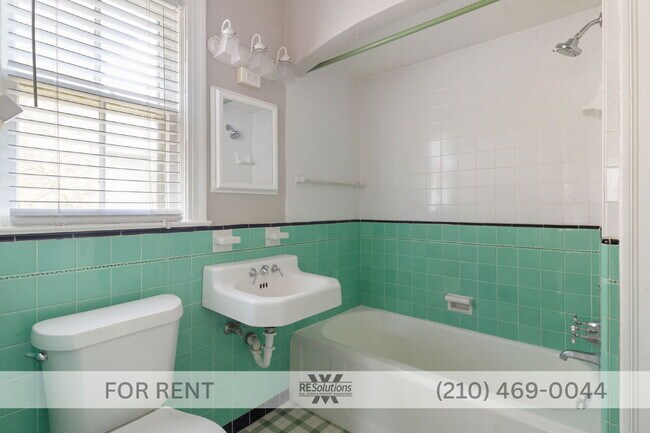 Building Photo - "Charming 2-Bedroom Retreat with Gleaming Hardwood Floors in Prime San Antonio Location!"