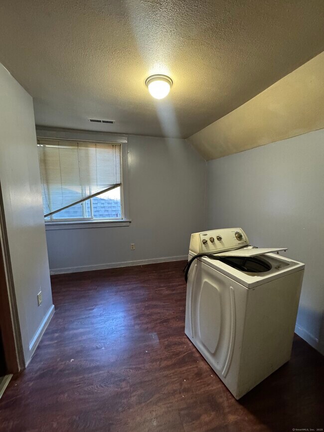 Building Photo - 421 Blatchley Ave