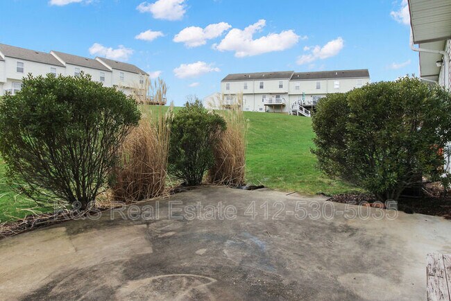 Building Photo - 122 Manor View Dr