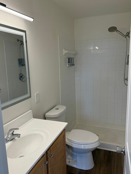 Full bath 2 - 4630 Dillon St