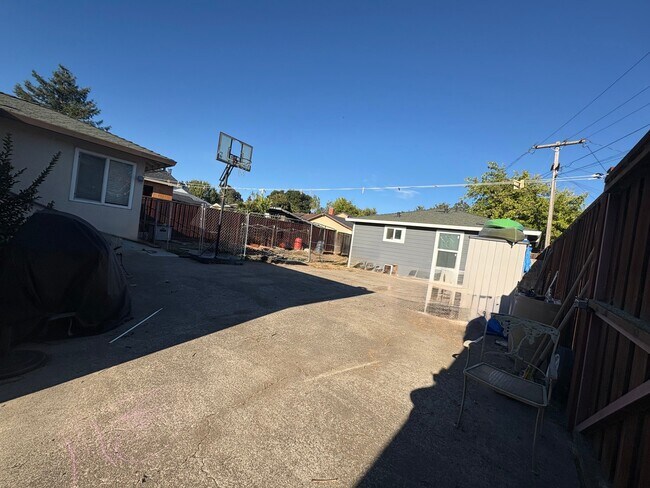Building Photo - 2656 Victoria Dr