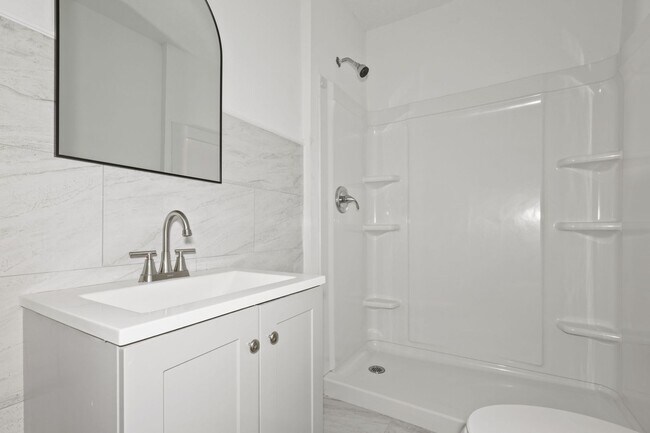 Building Photo - 822 N Bradley Ave