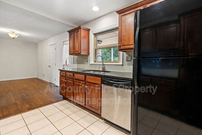 Building Photo - 2461 Fontaine Cir