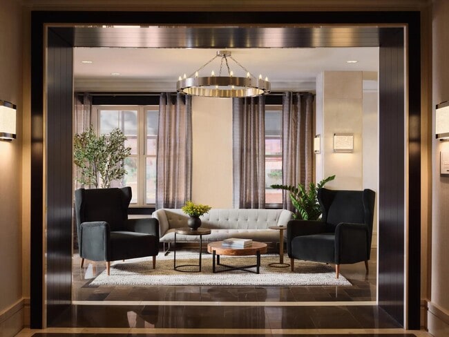 Hotel-inspired lobby with comfortable seating at The Metropolitan at 40 Park in Morristown, NJ. - The Metropolitan at 40 Park